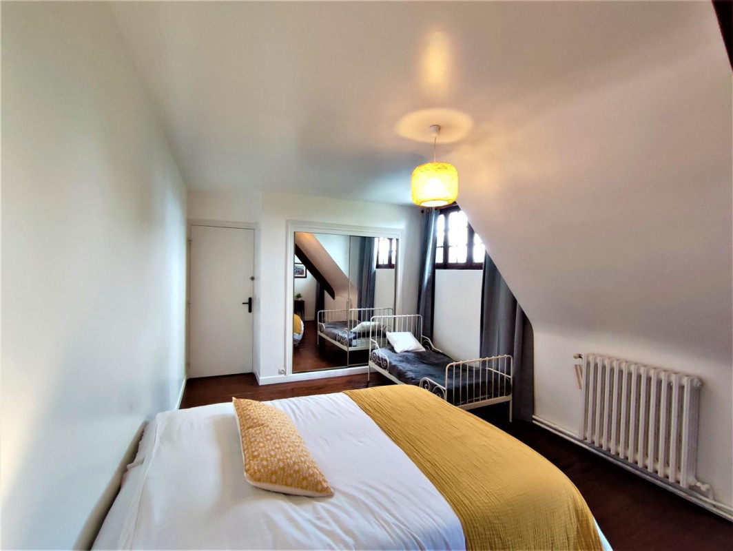 Upstairs double bedroom angle