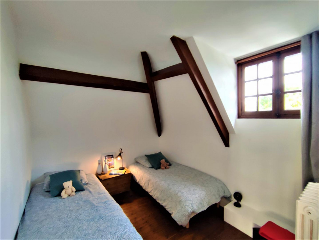 Twin-bed bedroom